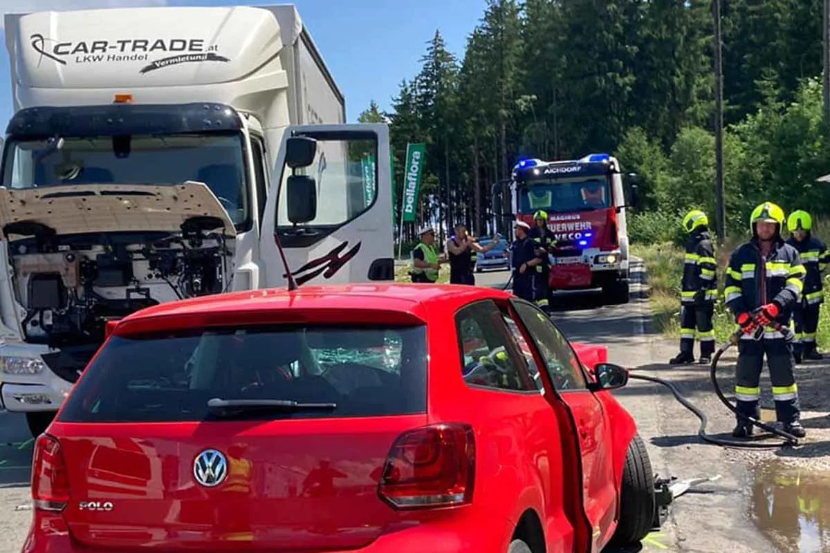 Aichdorf - Autofahrerin kracht frontal in LKW