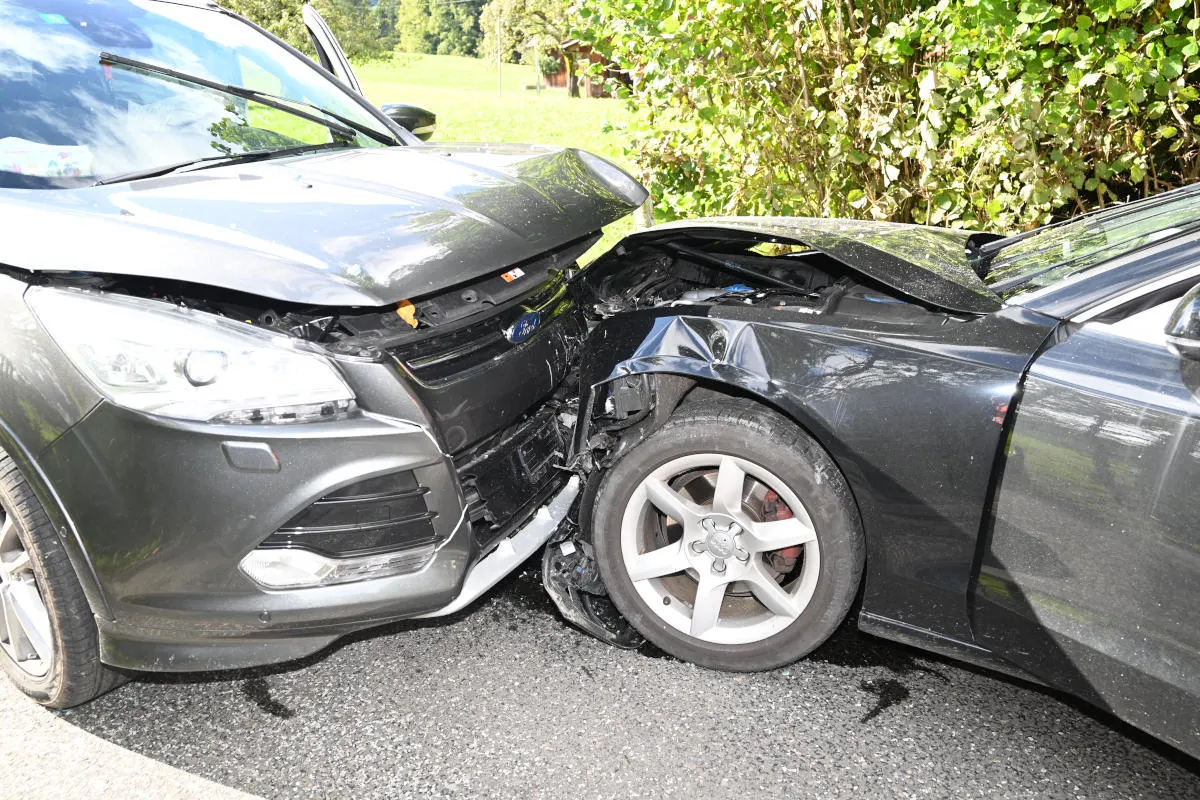 Wattwil SG – Zwei Autos kollidieren frontal