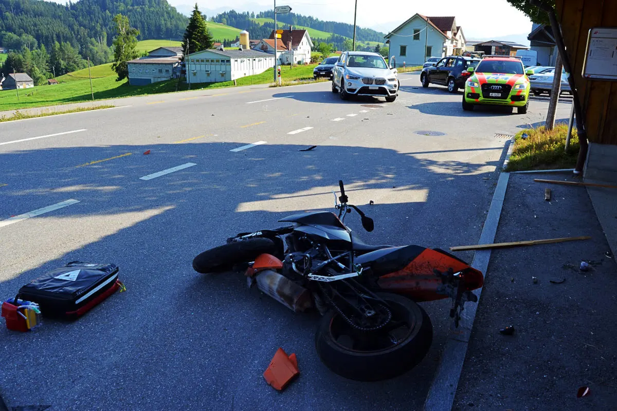 Teufen AR - Motorradlenker beim Überholen verunfallt