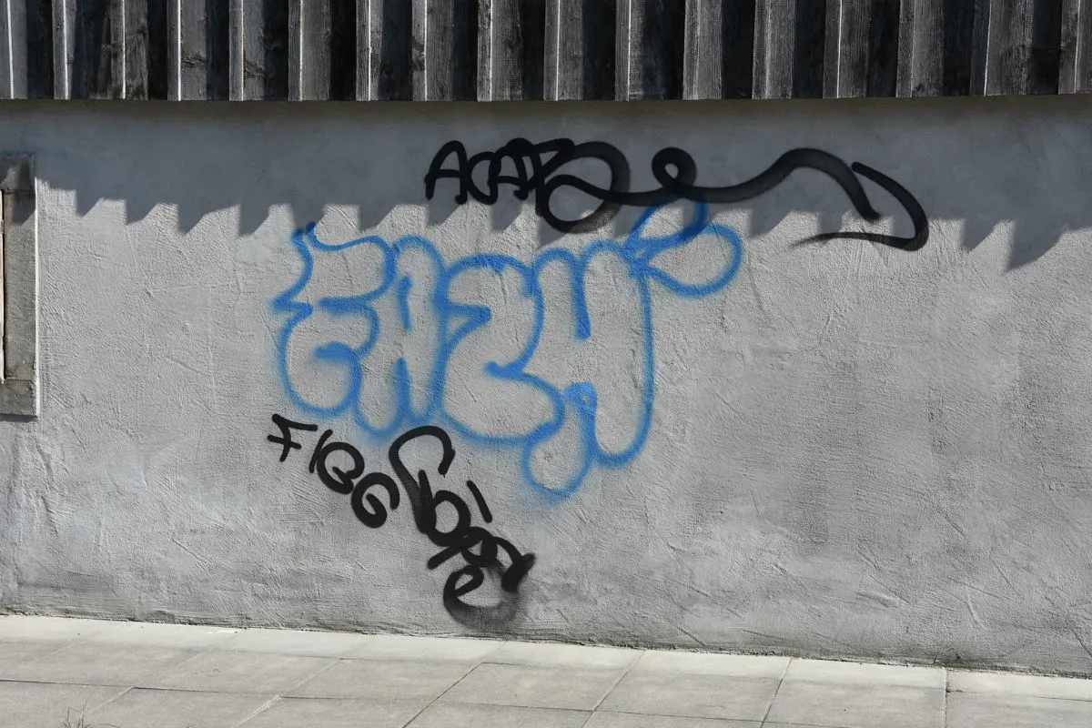 Mauren FL - Hausfassade versprayt