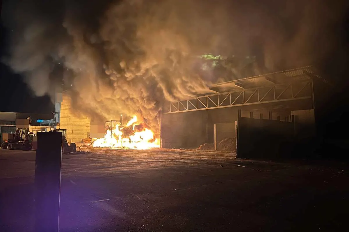 Kleindöttingen AG - Hoher Sachschaden nach Brand eines Holzschnitzellagers