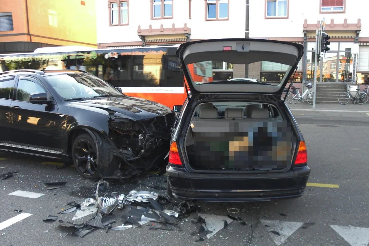 Wendemanöver in Arbon TG - Unfall zwischen zwei BMW's fordert zwei verletzte Personen