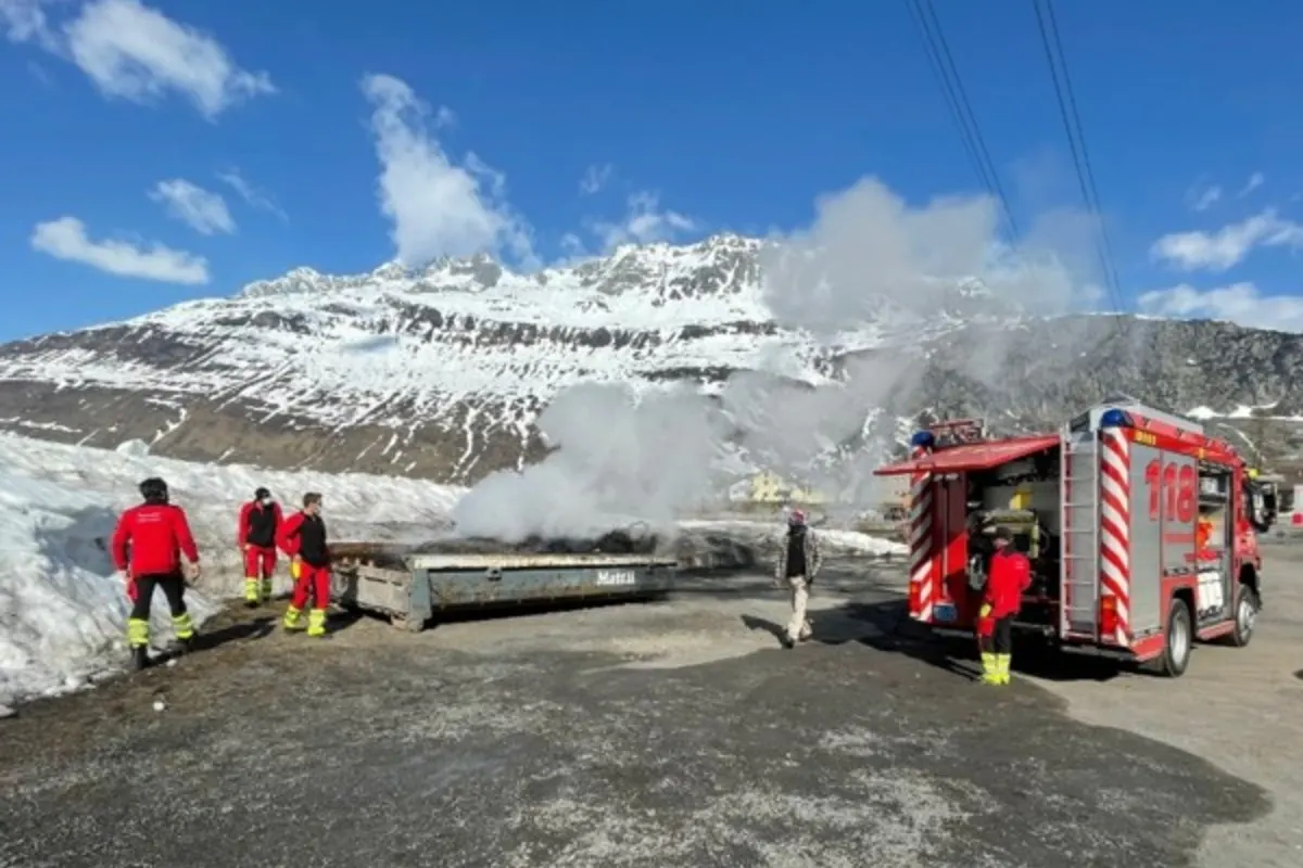 Andermatt UR -  Rauchende Kehrichtmulde durch Feuerwehr gelöscht