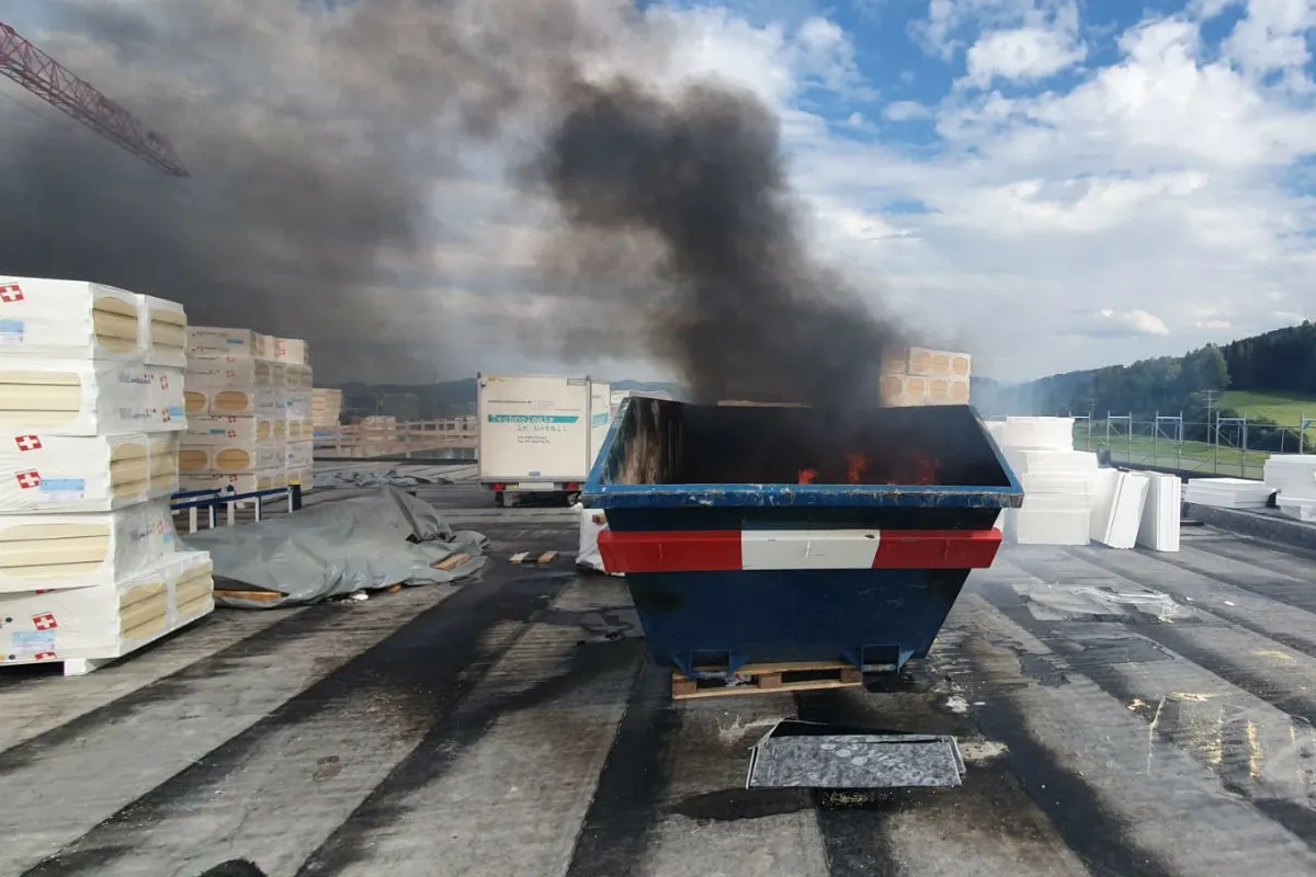 Gossau SG - Baumulde in Brand geraten