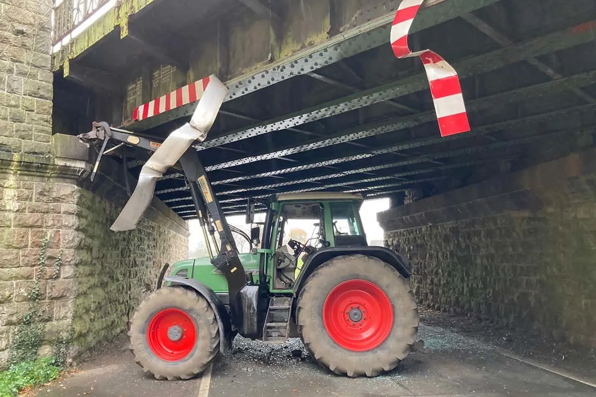 Münster - Traktor mit Frontlader verkeilt sich unter Brücke - Fahrer schwer verletzt
