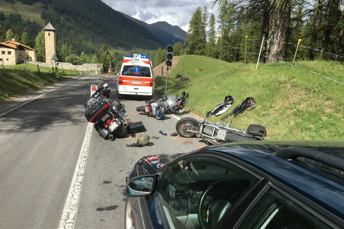 S-chanf GR - Autolenker fährt in drei Motorräder
