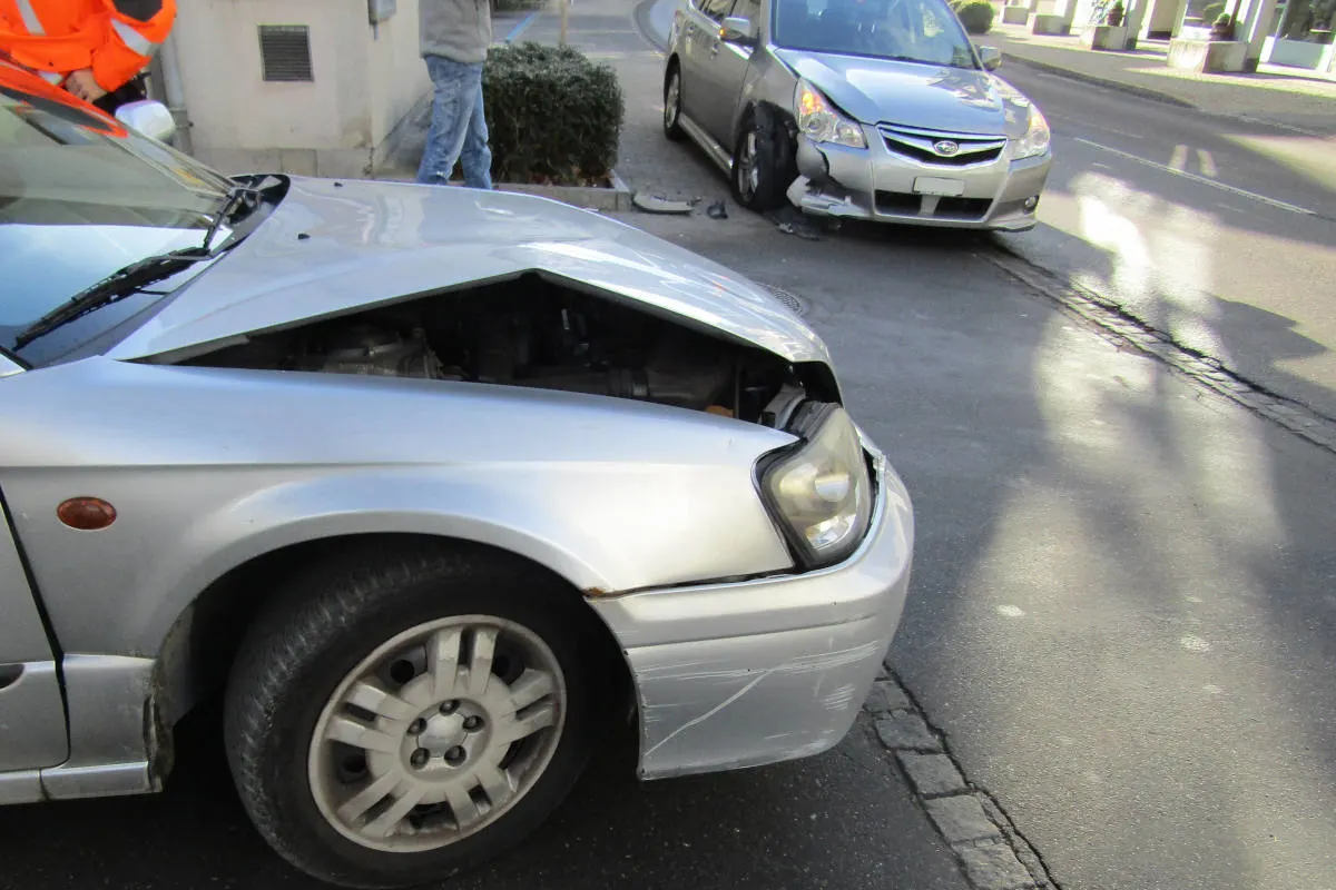 Schwanden GL - Unfall an Parkplatzausfahrt