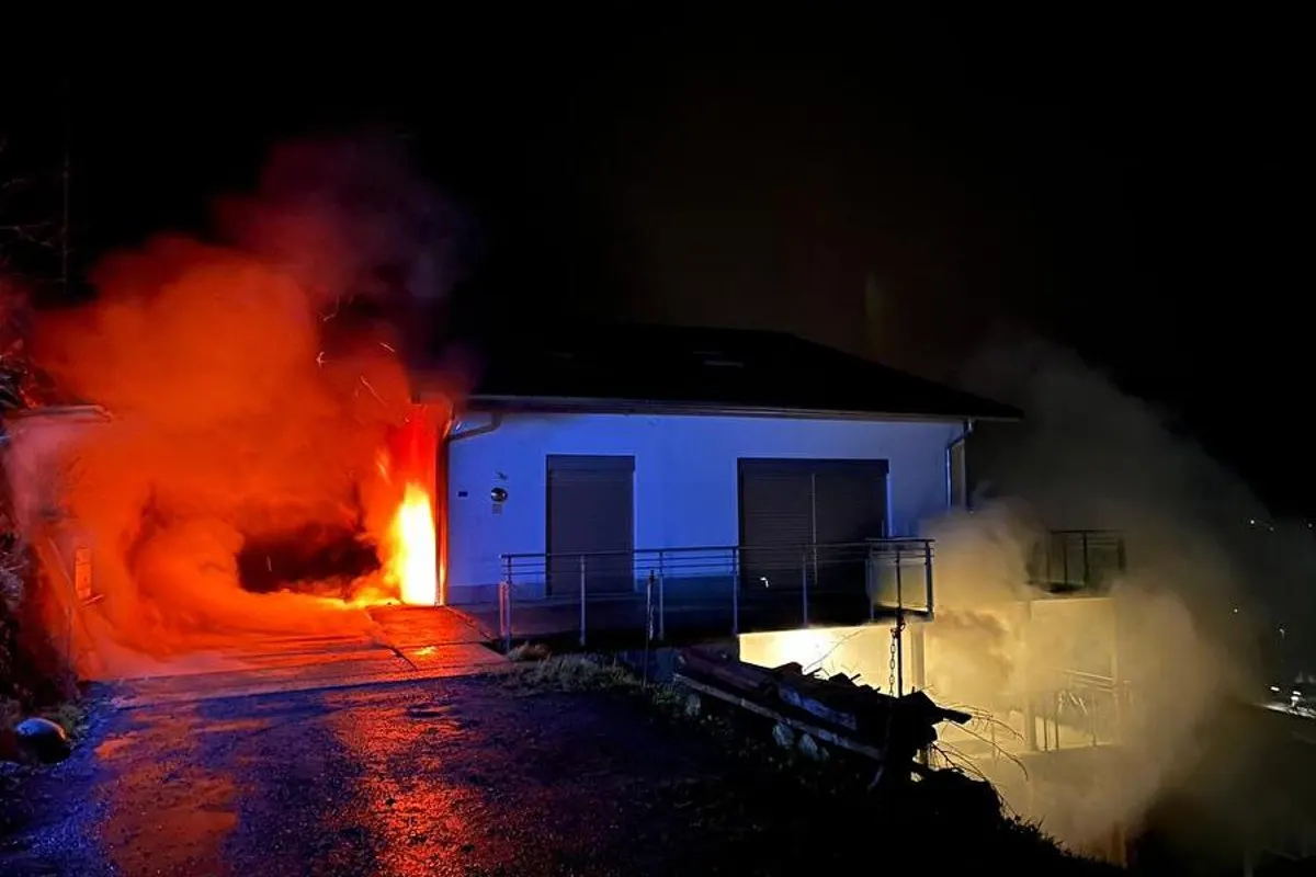 Hausevakuation in Flüelen UR - Brand eines Mehrfamilienhauses 