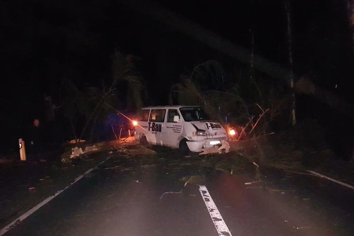 Edewecht - Sturmböe lässt Baum auf fahrenden VW Bus stürzen!