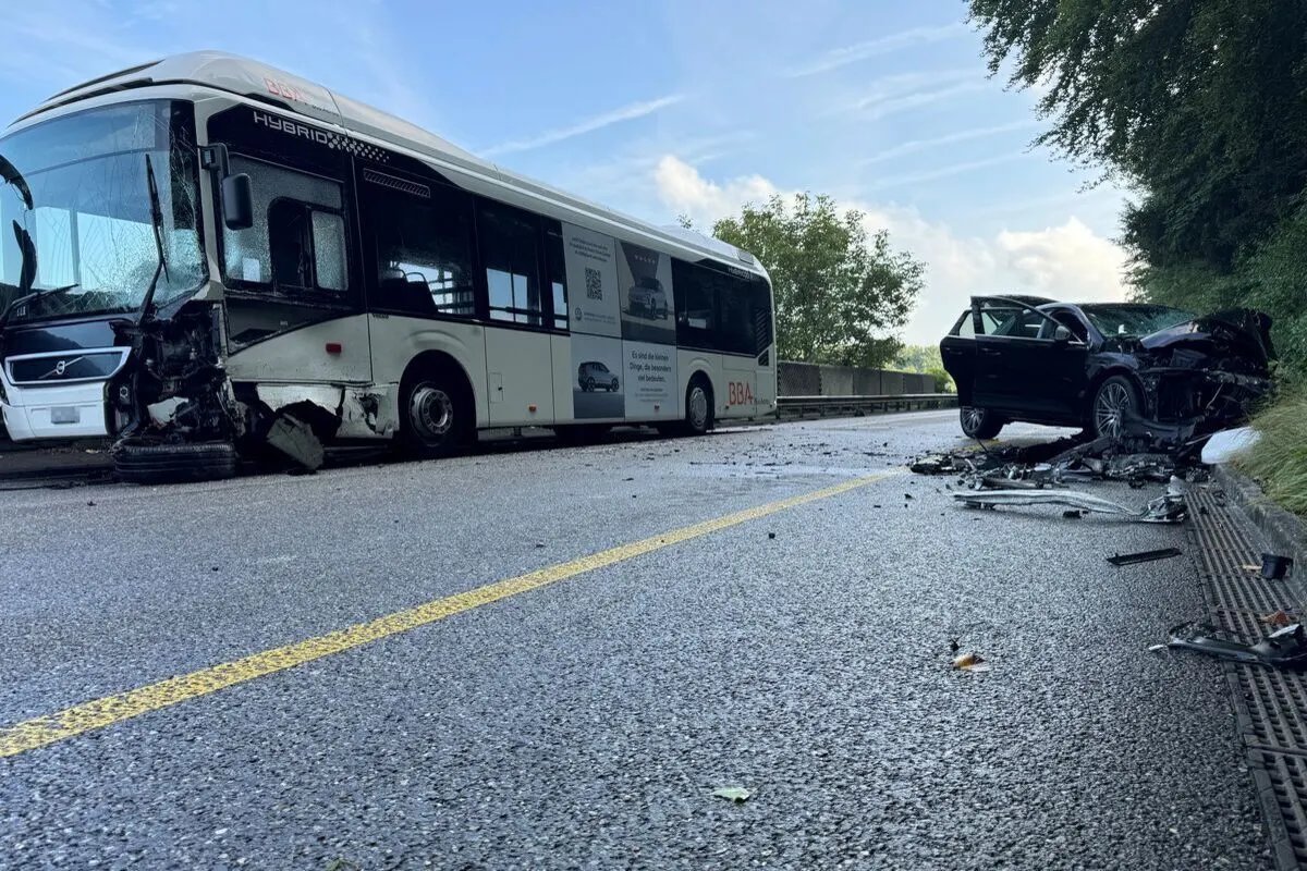 Schönenwerd SO - Frontalkollision zwischen Auto und Linienbus - Strasse für mehrere Stunden gesperrt