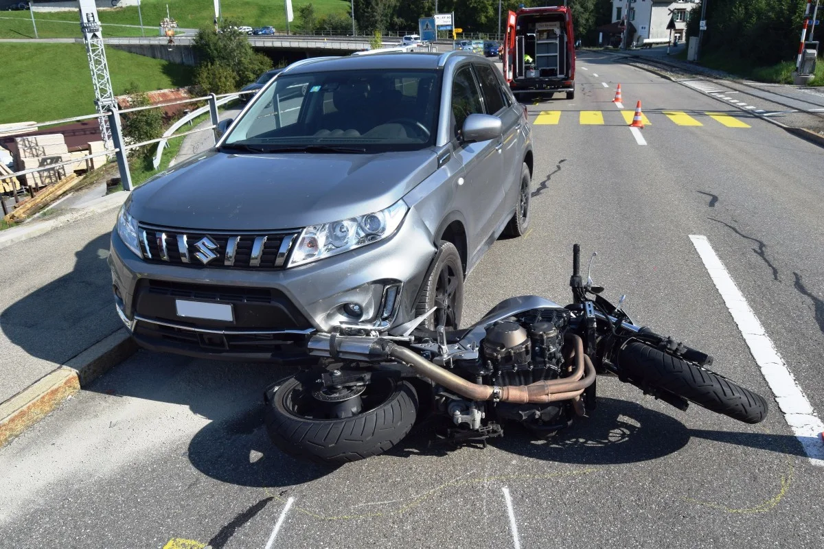Unfall in Speicher AR - 34-jähriger Motorradfahrer wirft sich rechtzeitig vom stürzenden Motorrad