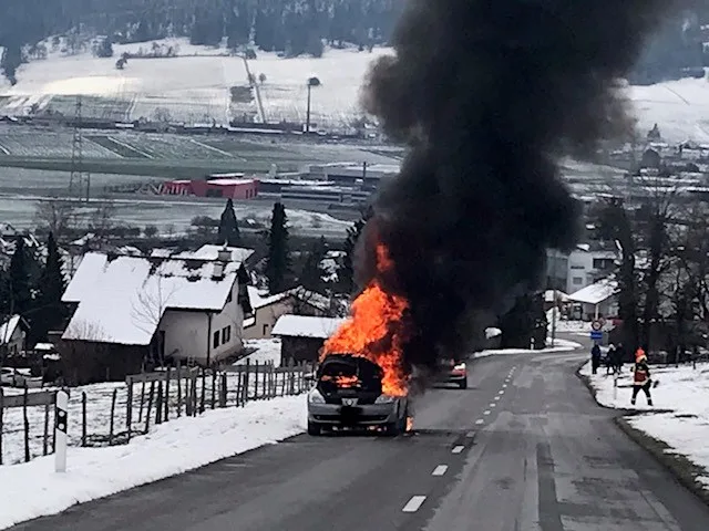 Boécourt – Auto während der Fahrt in Brand geraten
