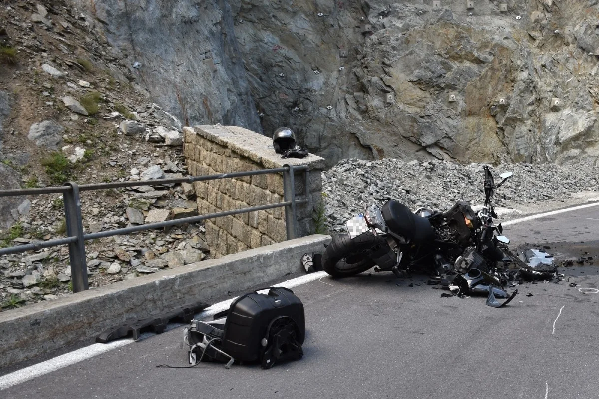Drama in Curaglia GR - Motorradfahrer nach Kollision mit Auto tot