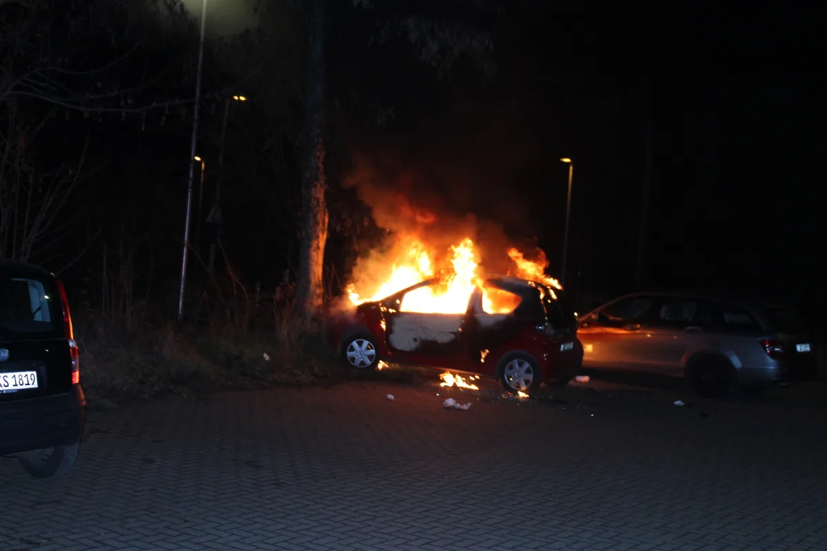 Jüchen – Auto in Vollbrand: Mercedes und Baum in Mitleidenschaft gezogen