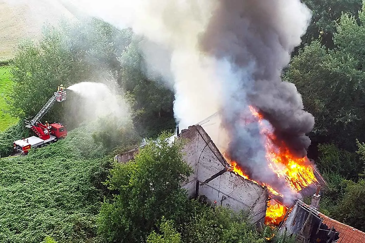  Helse - Zunächst kein Rankommen - Feuerwehr bahnt sich Weg zum Feuer