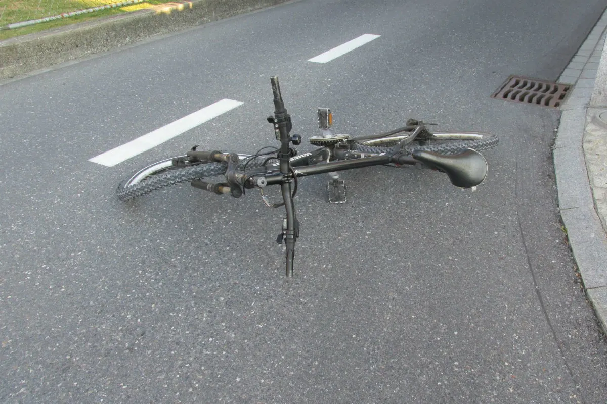 Niederurnen GL - Velofahrer übersieht vortrittsberechtigtes Auto