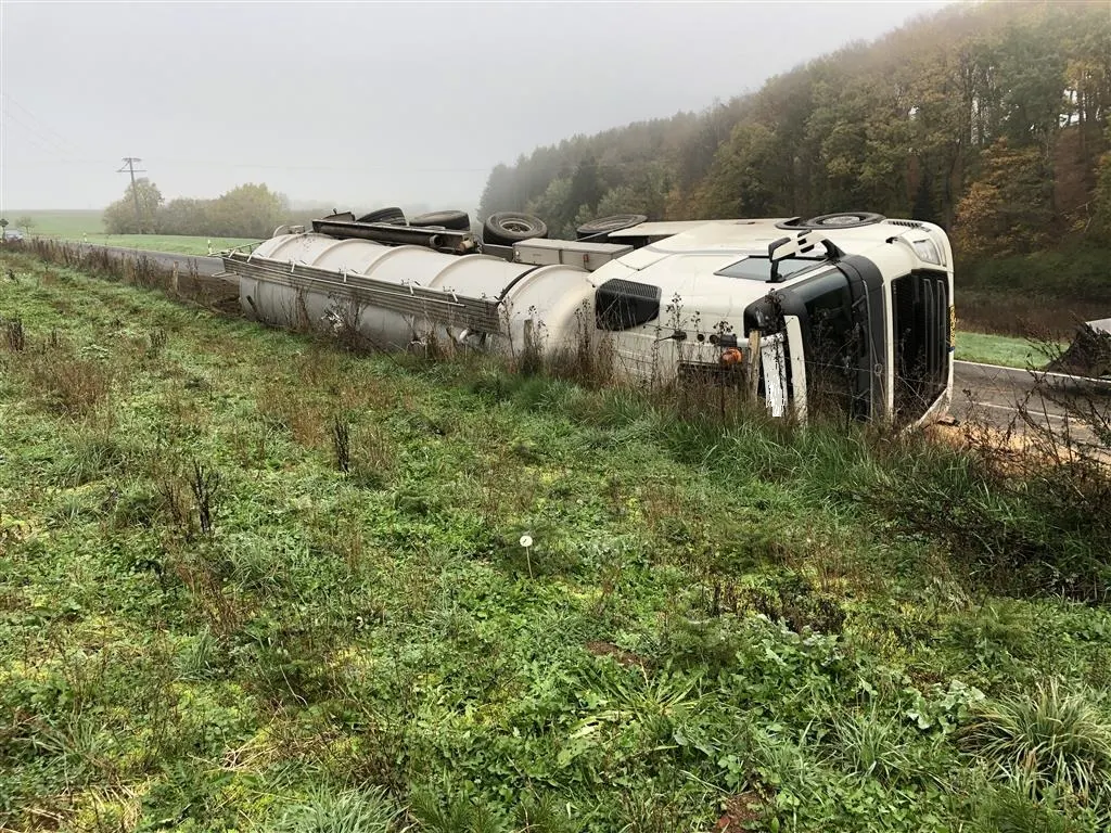 Prüm – Tanklaster auf die Seite gekippt – Vollsperrung der Landstraße bei Prüm