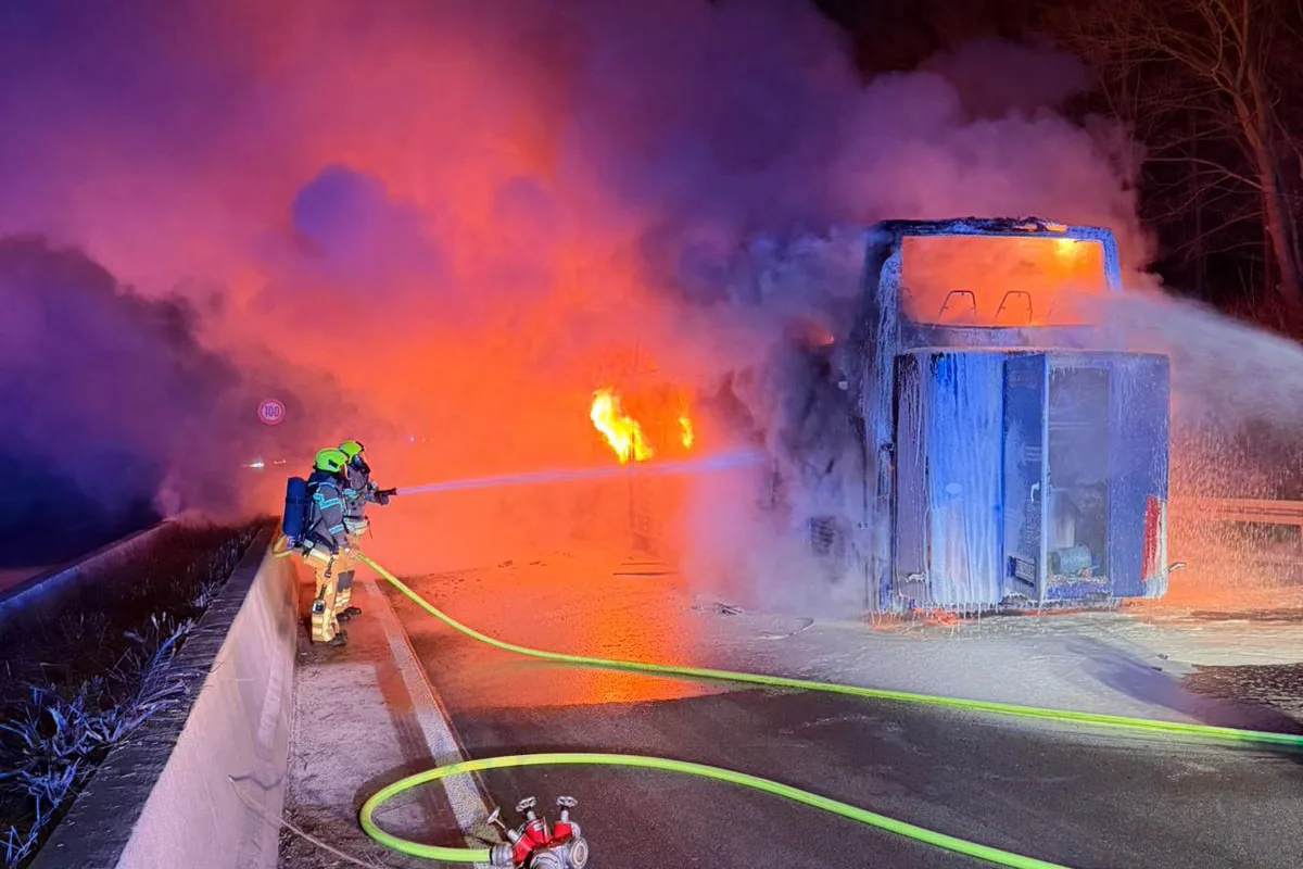 A52 Ratingen – Reisebus auf Autobahn in Brand geraten