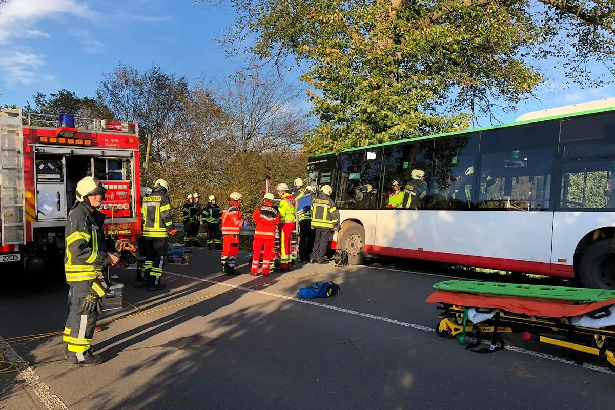 Sprockhövel - Busfahrer bei Unfall von Linienbus eingeklemmt