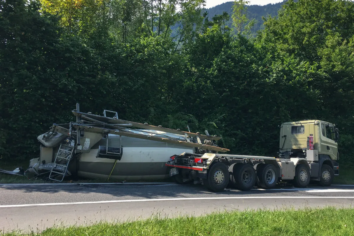 A8/Interlaken-Ost BE - Betonmischer-Aufbau kippt von Lastwagen