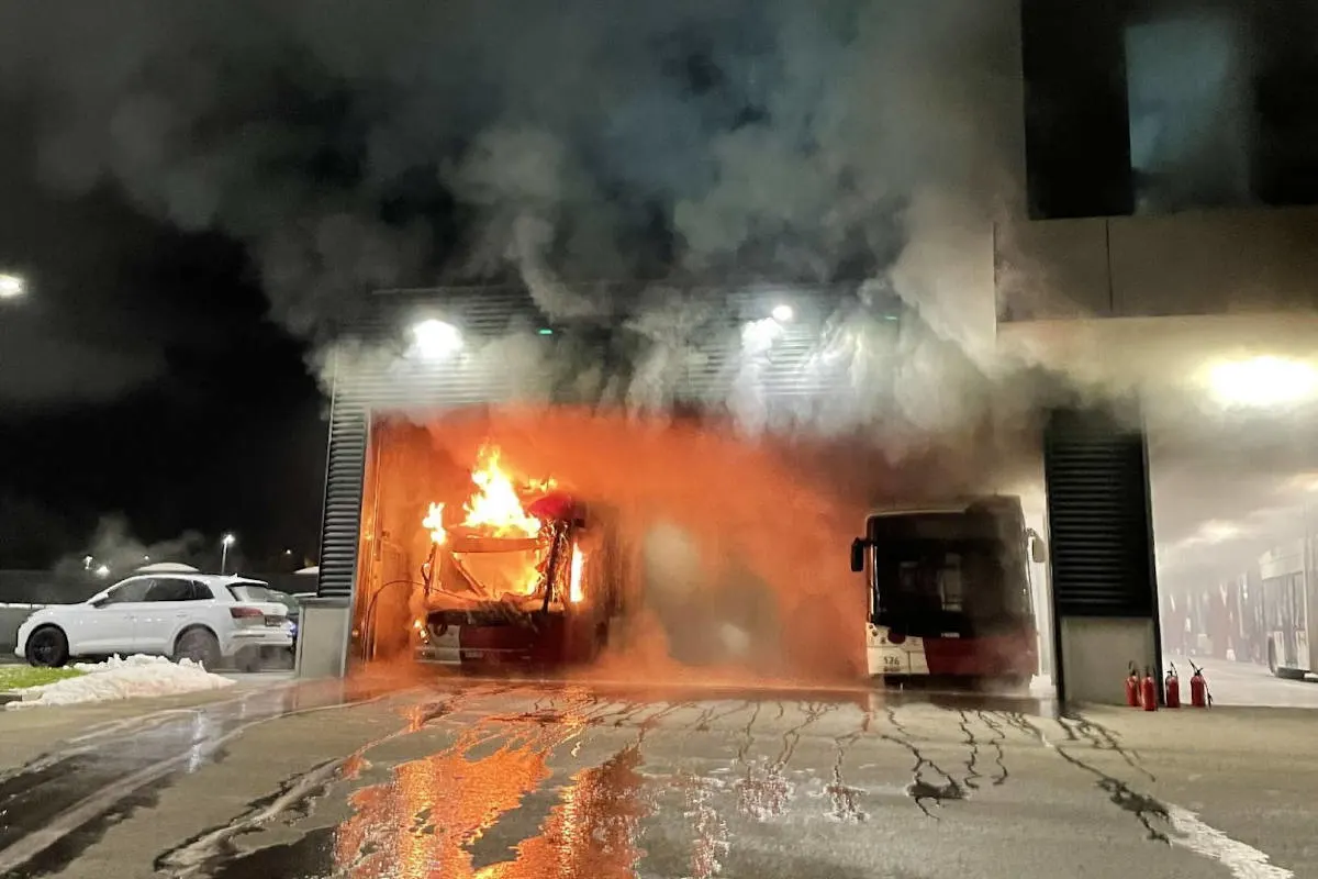 Givisiez FR – Gelenkbus bei Brand komplett zerstört