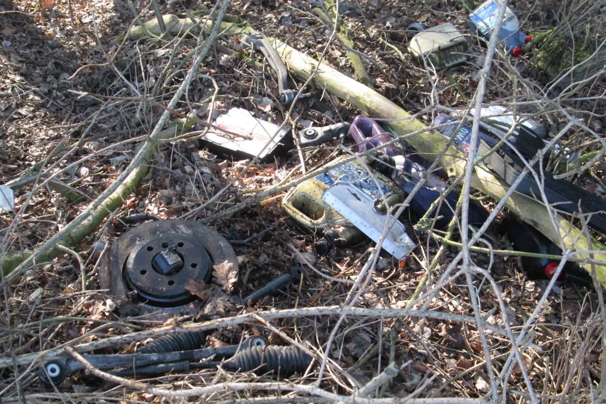 Fahrzeugteile und Motoröl illegal im Wald entsorgt - Zeugenaufruf