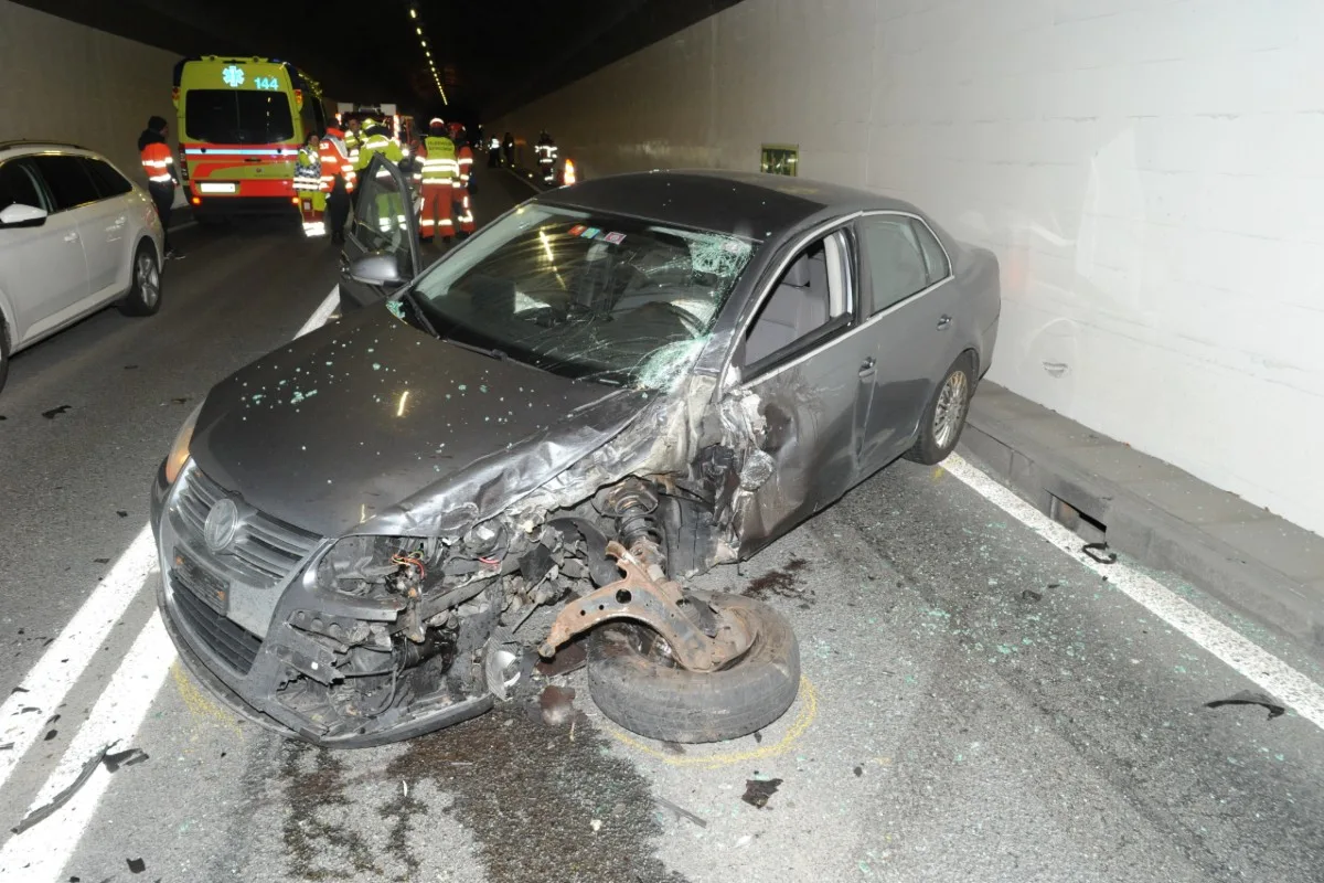 Sisikon UR - Schlimmer Unfall im Tunnel nachdem ein Auto auf die Gegenfahrbahn geraten ist!
