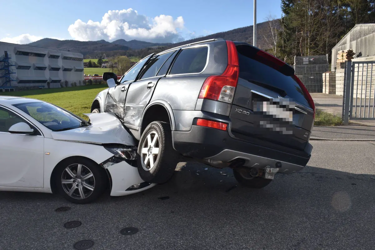 Rickenbach SO – Seitlich-frontale Kollision zwischen zwei Autos – Fahrzeuglenker verletzt