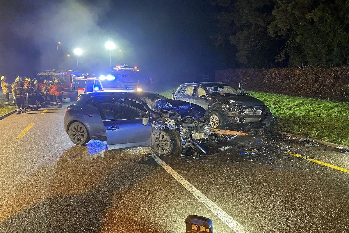 Reinach BL - Frontalkollision zwischen zwei Personenwagen – vier Personen teils schwer verletzt
