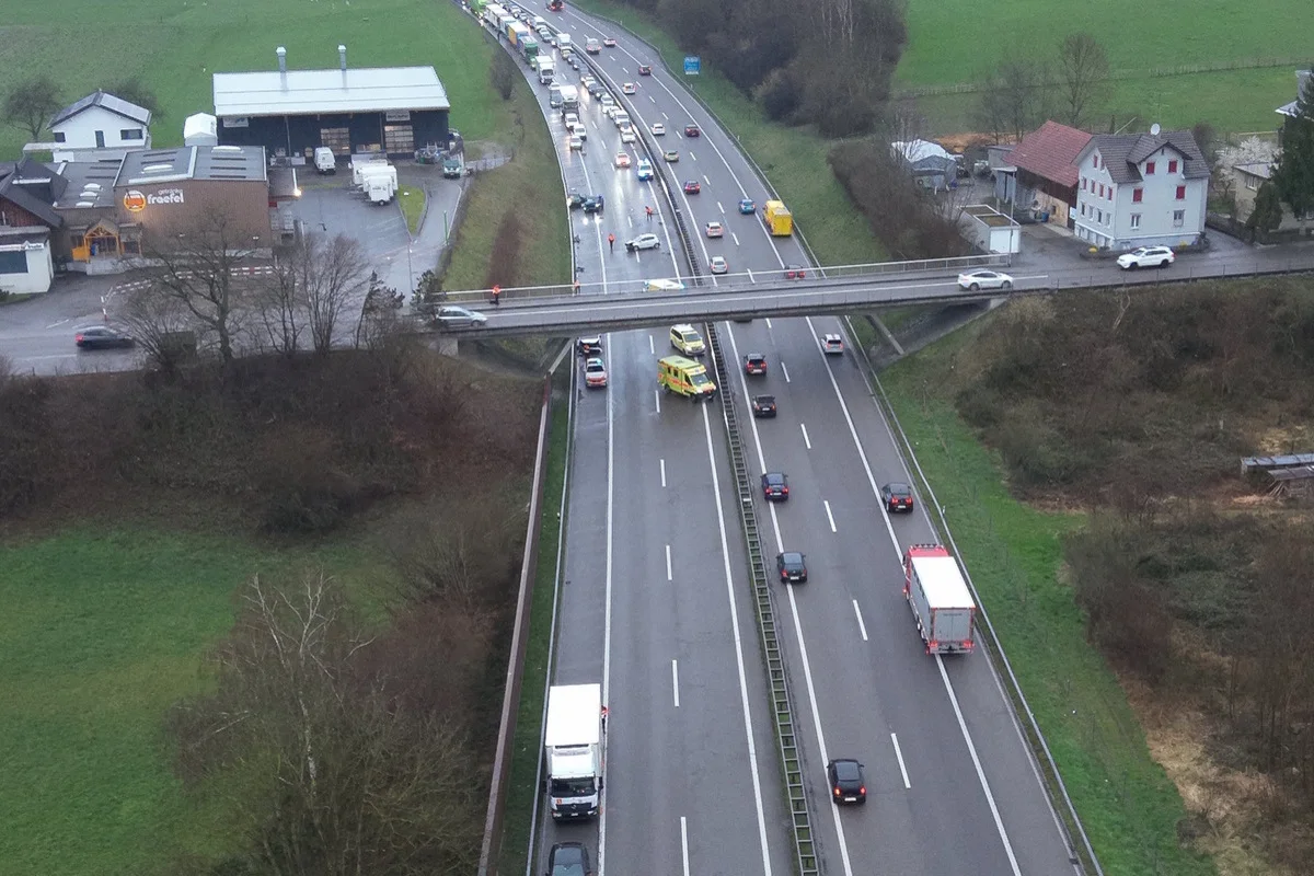 Wil SG - Unfall zwischen sechs Autos - Drei Verletzte und Verkehrsbehinderungen 