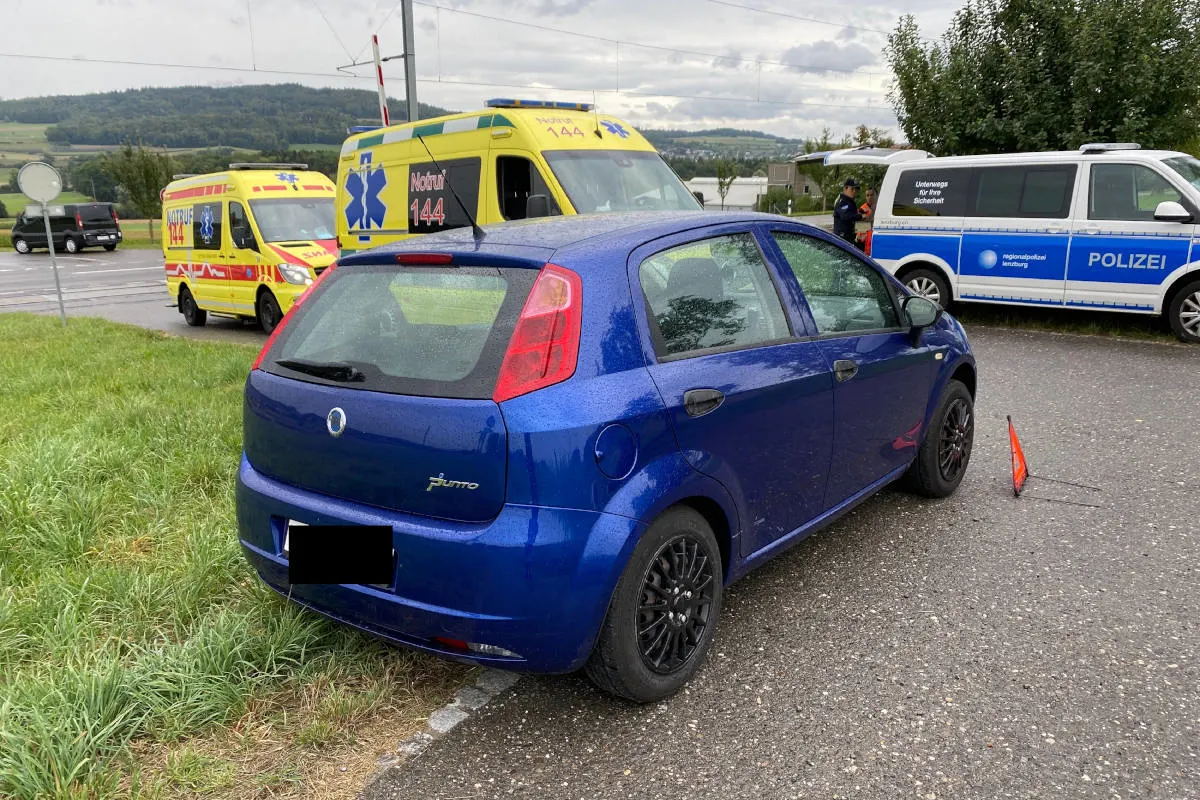 Heftiger Unfall in Seon AG – Motorradlenker bei Kollision mit Auto verletzt 