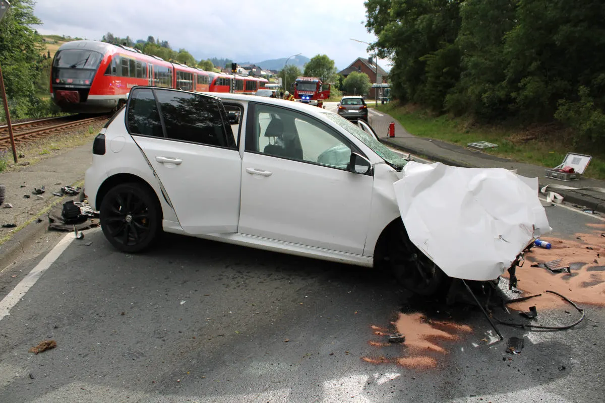 Bad Laasphe-Feudingen – Zug kollidiert mit PKW – 18-jähriger Autofahrer schwer verletzt