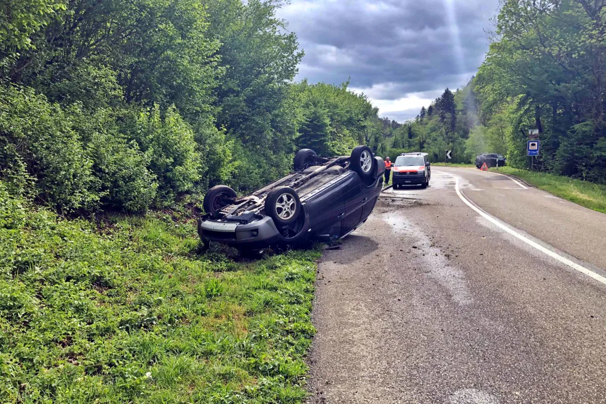 Röschenz BL – Bei Selbstunfall überschlagen