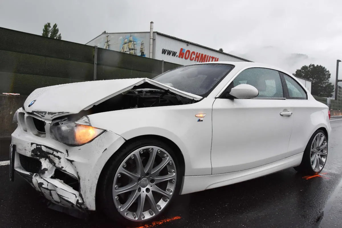Stansstad NW - Selbstunfall auf der Autobahn endet mit Totalschaden