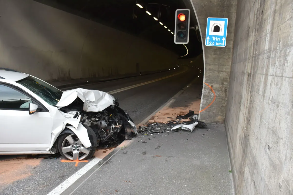 Trin GR - Personenwagen prallt in Tunnelportal