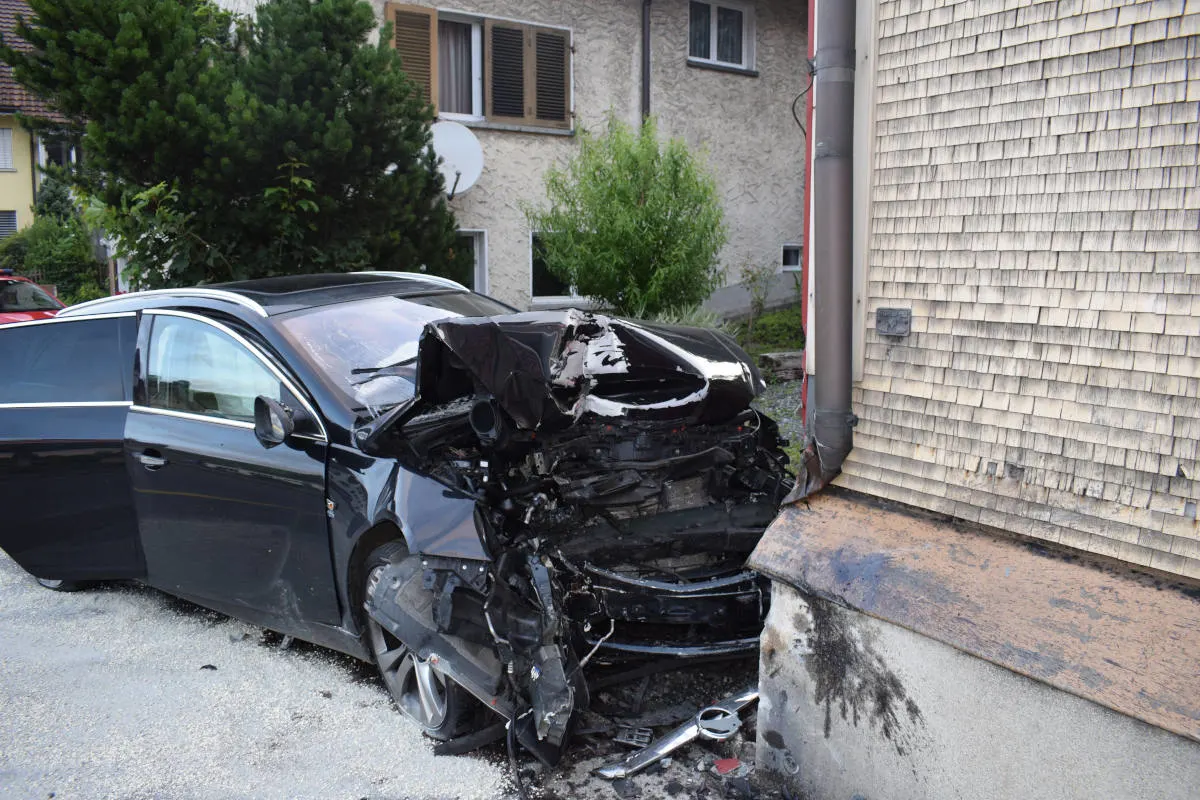 Herisau AR – Bei Selbstunfall gegen Hauswand geprallt