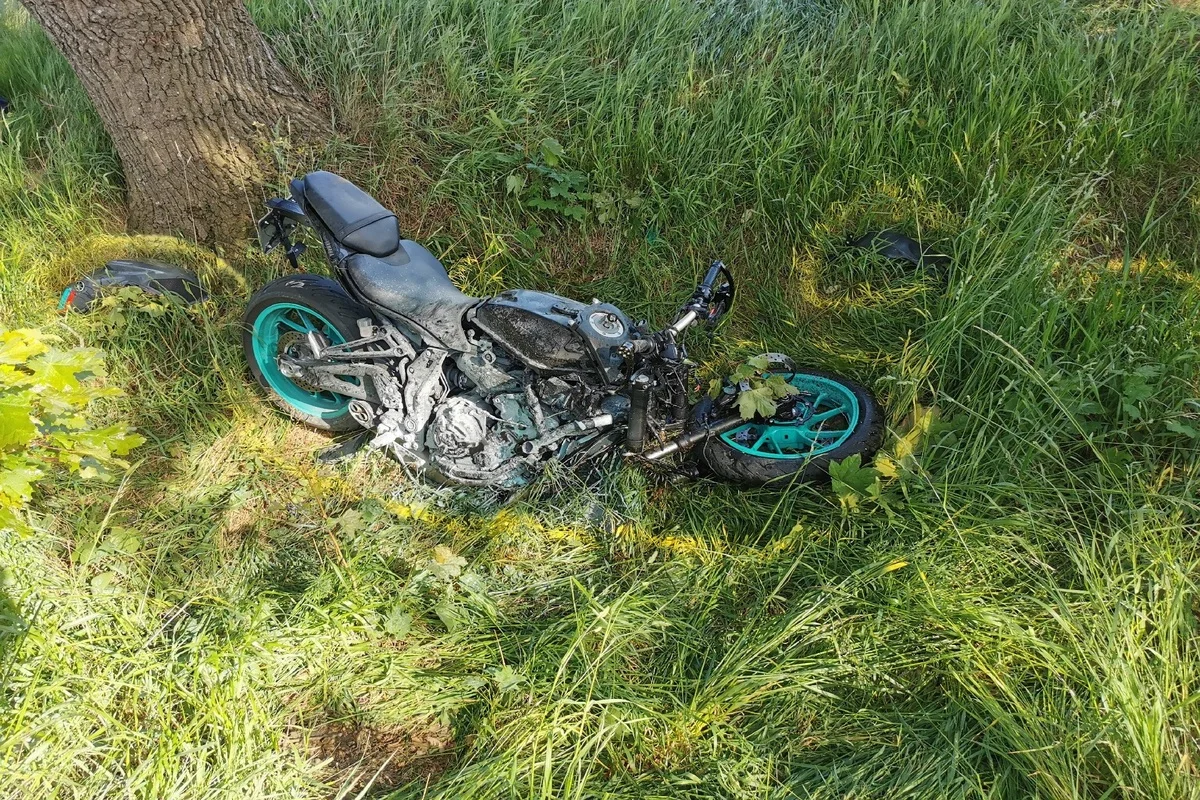 Geestland - Motorradfahrer verstirbt nach Kollision mit einem Baum 