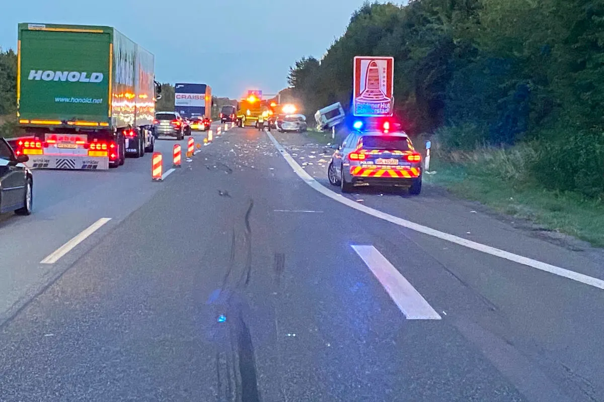 A61 Dannstadt – Verkehrsunfall zwischen Auto und Wohnwagengespann verursacht Vollsperrung