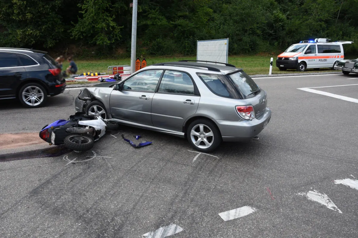 Lütisburg SG - Beim Linksabbiegen mit Roller kollidiert