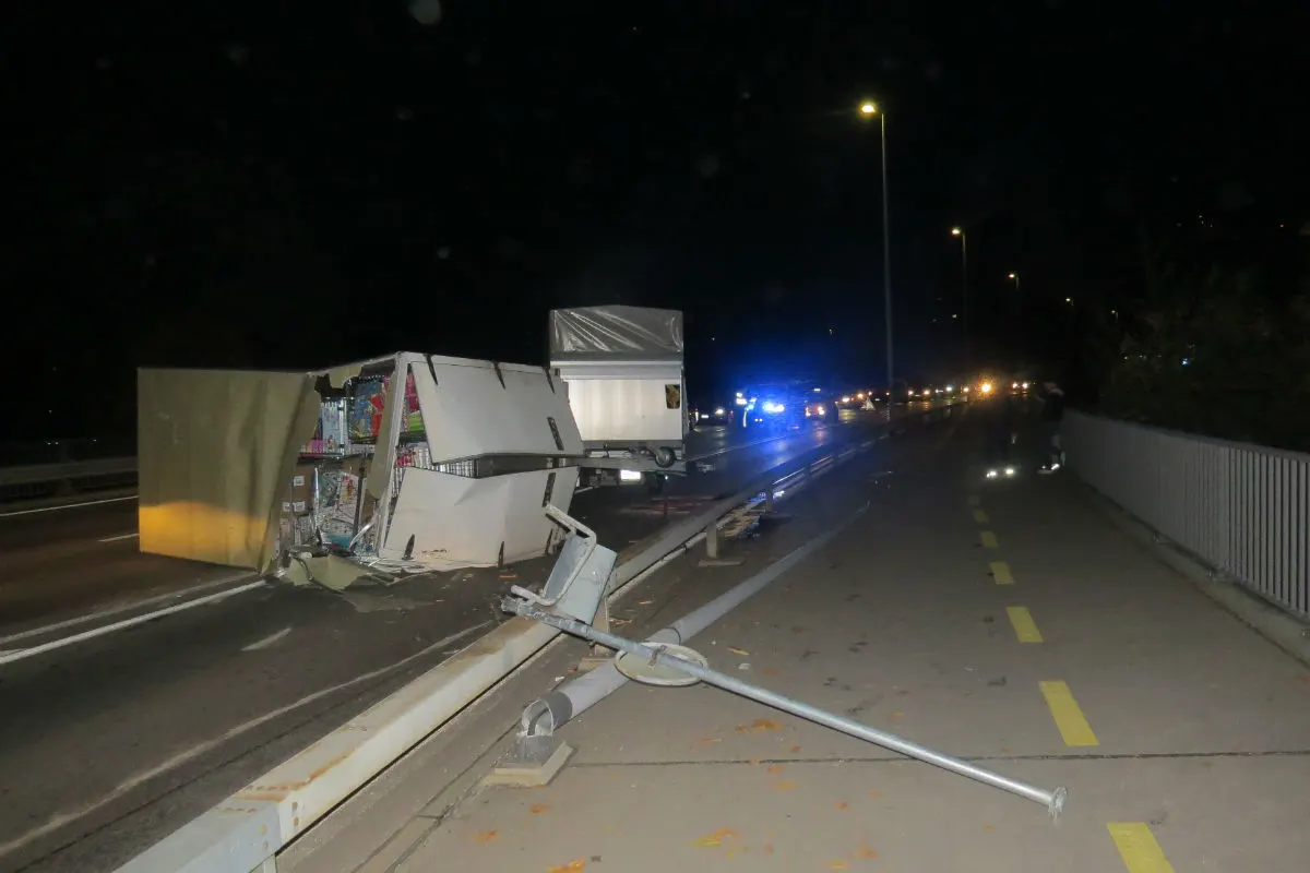 Unfall Brugg AG - Zu schnell unterwegs - Anhänger kippt!