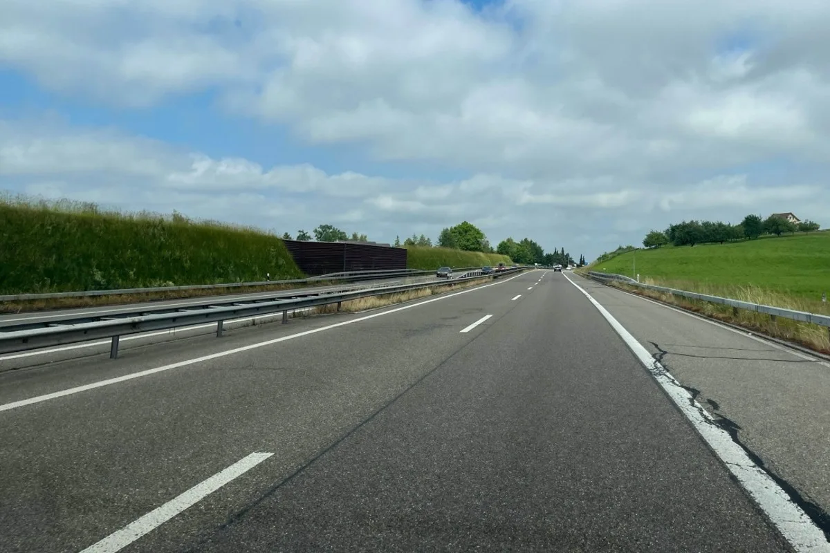 Junge Autofahrerin verunfallt auf der A1 bei Gossau