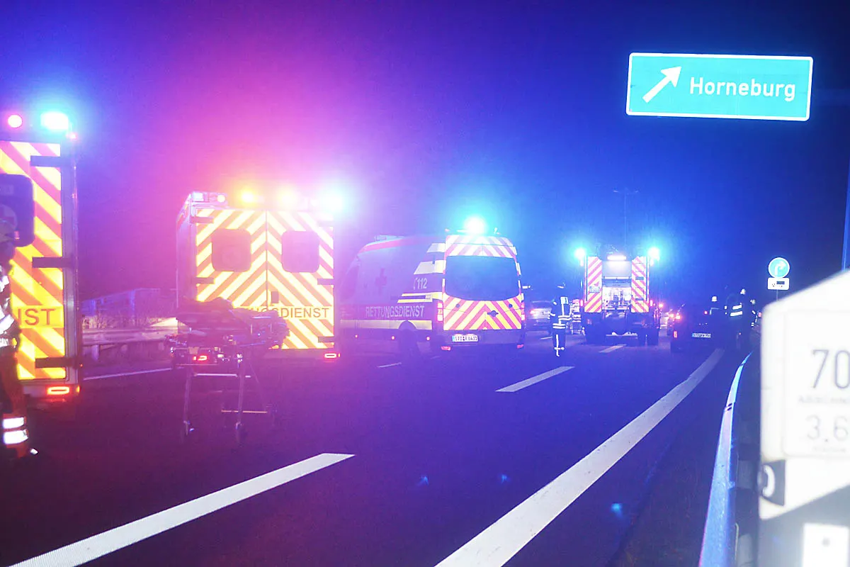 Spektakulärer Unfall in Stade - Fünf Autoinsassen bei Unfall mit sieben Autos auf der Autobahn verletzt
