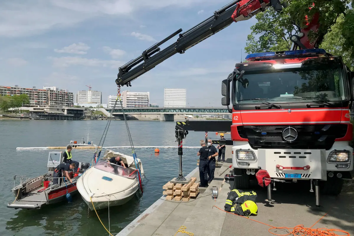 Stadt Basel – Gesunkenes Sportboot erfolgreich geborgen