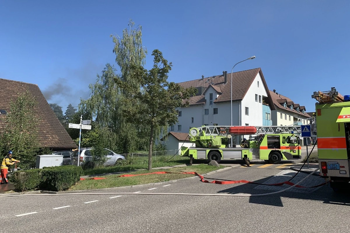 Brand in Oberrieden ZH - Bewohner konnten Mehrfamilienhaus rechtzeitig verlassen