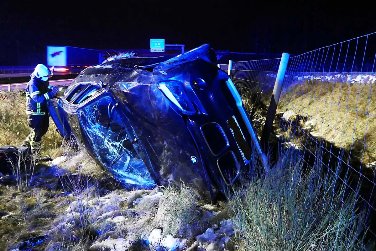 Hollenstedt - BMW überschlägt sich auf der A1