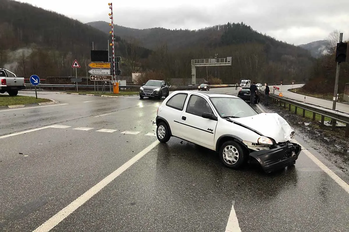 Landau - Fahranfängerin baut Unfall