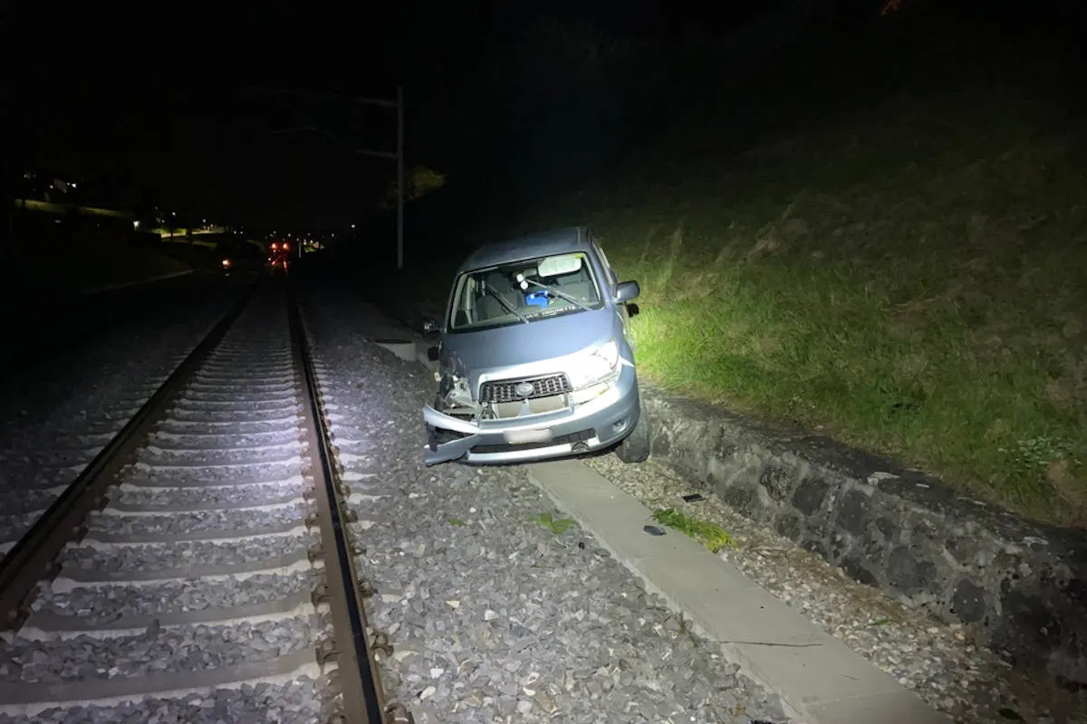 Romont  FR – Auto landet auf den Bahngeleisen und wird von Zug erfasst