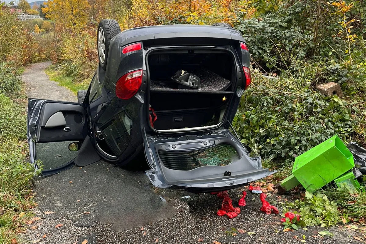 Luzern - Auto landet nach Selbstunfall auf dem Dach
