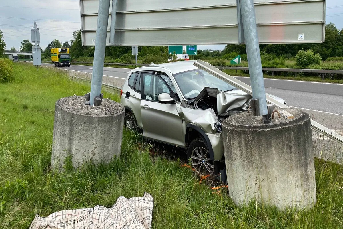 Risch Rotkreuz ZG - Autofahrerin prallt in ein Betonelement