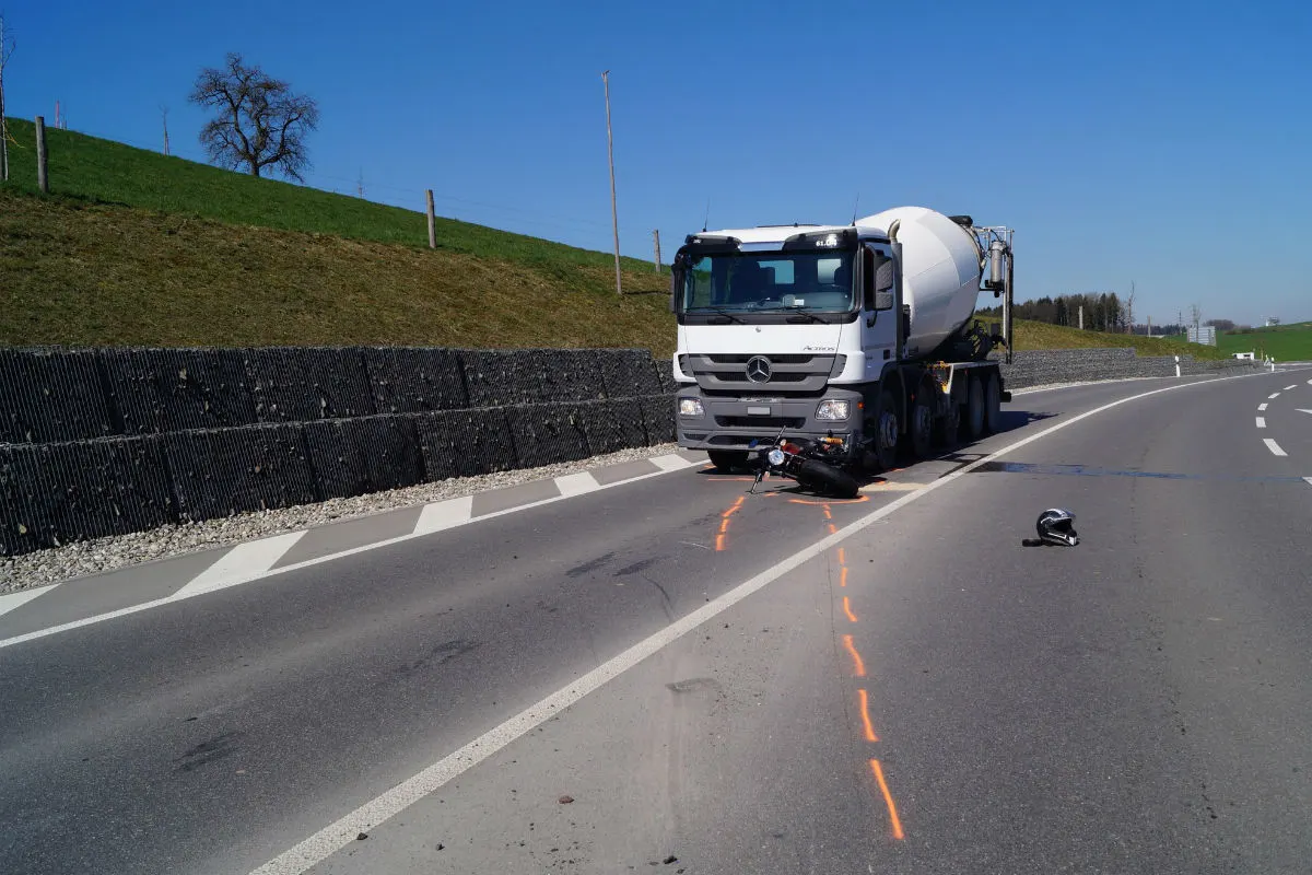 Steinhausen ZG - Töfffahrer rutscht in Lastwagen